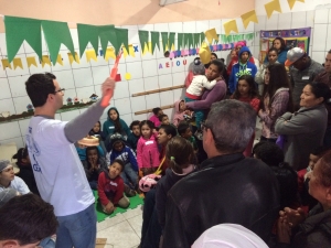 Dr. Carlos dá palestra aos pais e crianças sobre cuidados com a saúde bucal